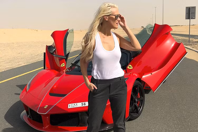 Alex vốn sinh ra và lớn lên ở Queensland, Úc. Tuy nhiên, vào năm 2008, cô cùng chồng đã chuyển đến sống ở thành phố Dubai để làm nghề đánh giá xe cho một chương trình phát thanh. Sau 5 năm, Alex đã bỏ nghề để tập trung vào những nội dung liên quan đến siêu xe của riêng mình. Nhờ đó, cô đã trở thành một trong những người thành công nhất trong giới review xe thế giới.