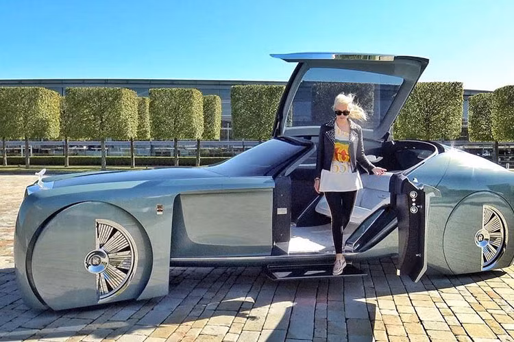 Với tổng cộng 14,3 triệu người theo dõi trên mạng xã hội, Alex có thể kiếm được hơn 6.000 Bảng (191 triệu đồng) cho một video đăng lên mạng xã hội Tiktok. Công ty cho thuê xe Leasing Options ước tính Supercar Blondie kiếm được khoảng 2,2 triệu Bảng (tương đương 70,2 tỷ đồng) mỗi năm nhờ nghề lái thử xe.