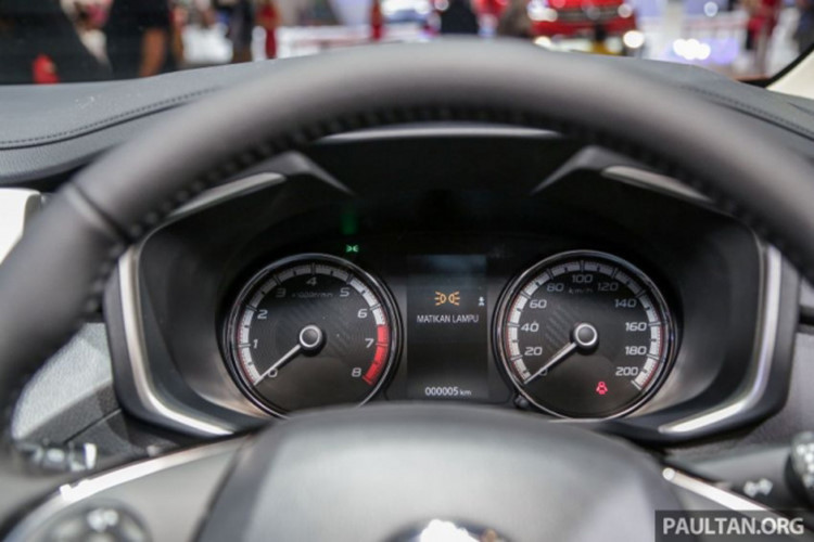 Để đảm bảo an toàn cho người dùng, Nissan đã đưa những trang bị tiêu chuẩn như 2 túi khí trước, hệ thống chống bó cứng phanh ABS và phân phối lực phanh điện tử EBD lên Livina 2019. Tuy nhiên, chỉ bản cao cấp của mẫu xe này mới có hệ thống cân bằng điện tử VDC và camera lùi.