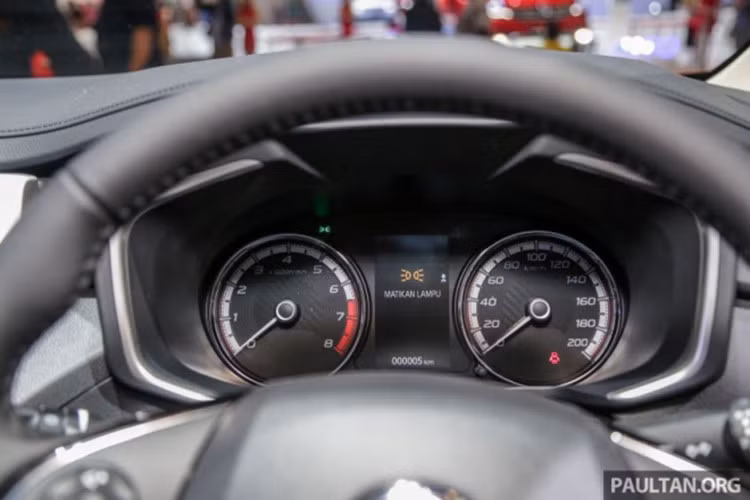 Để đảm bảo an toàn cho người dùng, Nissan đã đưa những trang bị tiêu chuẩn như 2 túi khí trước, hệ thống chống bó cứng phanh ABS và phân phối lực phanh điện tử EBD lên Livina 2019. Tuy nhiên, chỉ bản cao cấp của mẫu xe này mới có hệ thống cân bằng điện tử VDC và camera lùi.