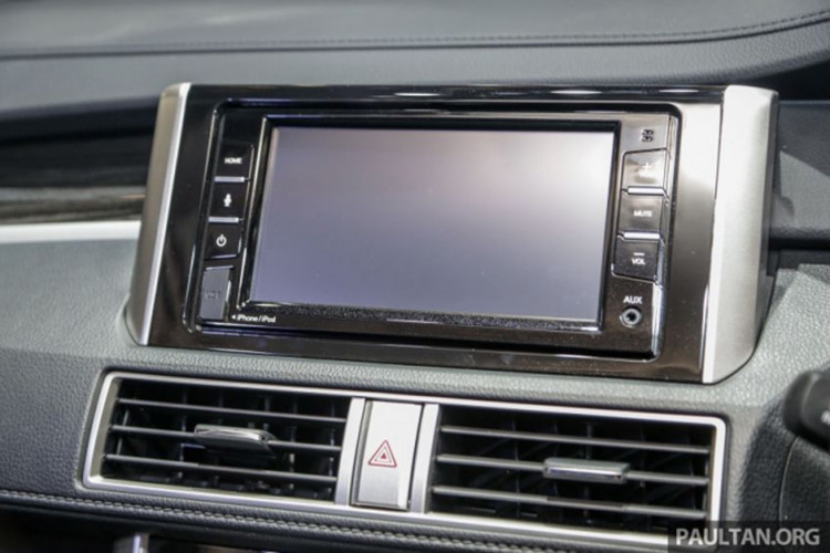 Tất nhiên, Nissan Livina 2019 cũng có một chút khác biệt với người anh em của mình. Cụ thể, mẫu xe này sở hữu kích thước bao gồm chiều dài 4.510 mm, rộng 1.750 mm và cao 1.695 mm. So với Mitsubishi Xpander, Nissan Livina 2019 dài hơn và thấp hơn trong khi chiều rộng tương đương.