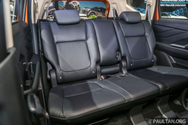 Tại thị trường Indonesia, Livina 2019 được trang bị động cơ xăng 4 xi-lanh, dung tích 1,5 lít, sản sinh công suất tối đa 104 mã lực và mô-men xoắn cực đại 141 Nm tại tua máy 4.000 vòng/phút. Sức mạnh được truyền tới bánh thông qua hộp số sàn 5 cấp và tự động 4 cấp. Nói cách khác, xe dùng động cơ và hộp số giống hệt Mitsubishi Xpander. 