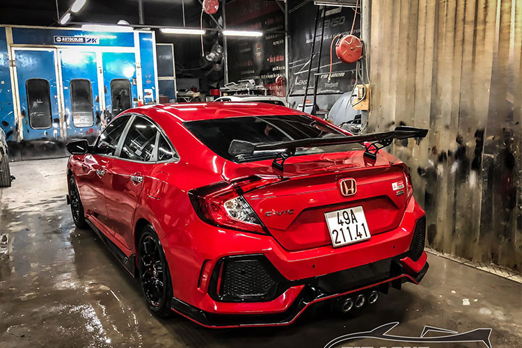 Sau khi nâng cấp, những chiếc Honda Civic Turbo tại Việt Nam sẽ có ngoại hình thể thao và ấn tượng hơn trước đây. Cụ thể phần cản trước, lưới tản nhiệt, ốp hông, cản sau của xe hoàn toàn mới với phong cách Type R. Một số người hoàn thiện thêm phong cách thể thao bằng cách nâng cấp bộ mâm xe lên kích thước 18 hoặc 19 inch, to hơn bộ mâm 17 inch nguyên bản.