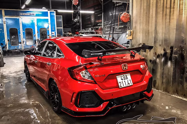 Sau khi nâng cấp, những chiếc Honda Civic Turbo tại Việt Nam sẽ có ngoại hình thể thao và ấn tượng hơn trước đây. Cụ thể phần cản trước, lưới tản nhiệt, ốp hông, cản sau của xe hoàn toàn mới với phong cách Type R. Một số người hoàn thiện thêm phong cách thể thao bằng cách nâng cấp bộ mâm xe lên kích thước 18 hoặc 19 inch, to hơn bộ mâm 17 inch nguyên bản.