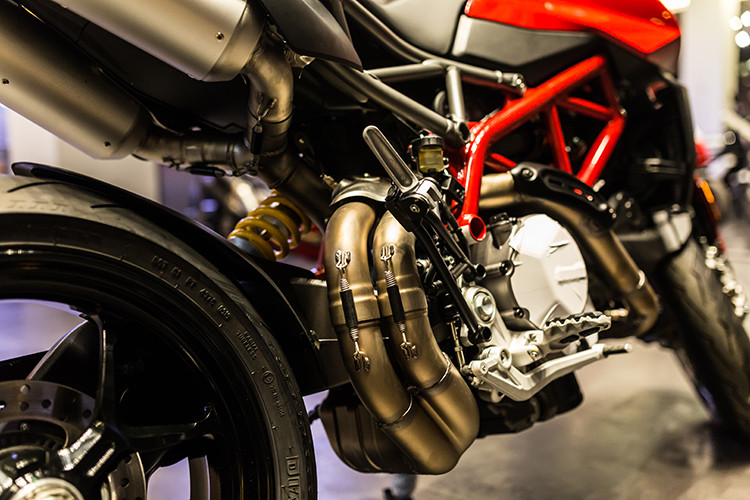 Hypermotard 950 sở hữu cặp lốp Pirelli Diablo Supercorsa SP với số đo bánh trước và sau lần lượt là 120/70ZR7 và 180/55ZR17. Cặp lốp nguyên bản này sẽ giúp các biker không phải băn khoăn lựa chọn lốp khi mới "tậu" bởi đây là một trong những cặp lốp thể hiện khá tốt trên đường nhựa được tin dùng.