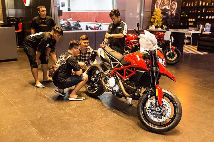 Nâng cấp đáng chú ý nhất ở Hypermotard 950 là động cơ Testastretta 11 độ dung tích 937cc giống người tiền nhiệm, nhưng tỷ số nén tăng từ 12,6:1 thành 13,3:1, kết hợp cùng hệ thống xả mới và tăng họng ga với đường kính 53 mm giúp công suất tối đa của Hypermotard 950 tăng lên 114 mã lực tại vòng tua 9.000 vòng/phút và mô-men xoắn cực đại đạt 96 Nm tại 7.250 vòng/phút, cùng với đó là hộp số 6 cấp độ.