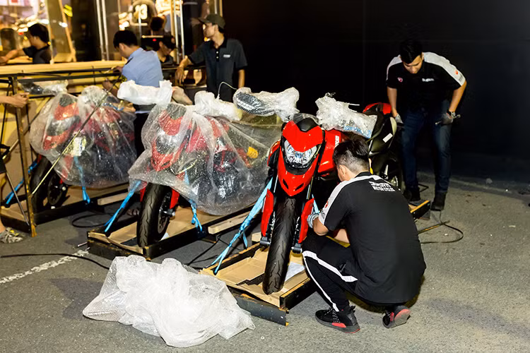 So với "đàn anh" Hypermotard 939 đang bán ra tại Việt Nam mà chính mình thay thế, thiết kế ngoại hình của Hypermotard 950 có sự thay đổi khá rõ rệt với việc loại bỏ phần vỏ ốp đuôi để lộ ra khung sườn mắt cáo khỏe khoắn, dàn đầu được thiết kế lại nhọn hơn và mạnh mẽ hơn.