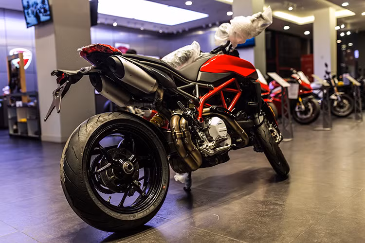 Trọng lượng động cơ của Ducati Hypermotard 950 2019 cũng giảm 1,5 kg so với thế hệ trước đây. Ngoài ra còn bộ ly hợp ướt nay có thêm hệ thống điều khiển dạng thủy lực mới (côn dầu), giúp việc sang số trở nên nhẹ nhàng hơn khi sử dụng ở nhiều điều kiện môi trường khác nhau.