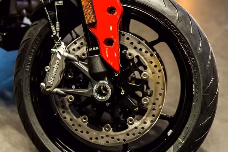 Với chiều cao yên 870 mm, yên xe trên Hypermotard 950 sẽ rất hợp lý để sử dụng cũng như để thuần hóa chiếc xe. Thế nhưng, với phiên bản SP sử dụng hệ thống phuộc của Ohlins sẽ cao hơn 20mm so với phiên bản thường.