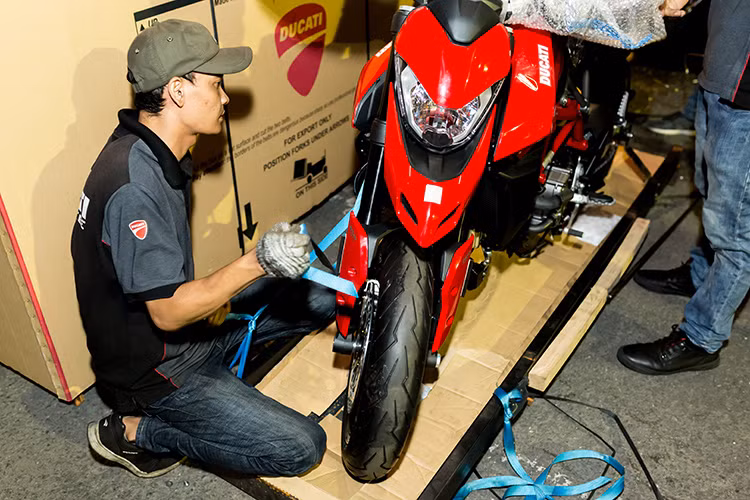 Hơn nữa, trên Ducati Hypermotard 950 mới này, nó còn được sở hữu cặp pô đôi đút gầm cực kỳ khỏe khoắn và gọn gàng. Yên xe của phiên bản mới cũng được làm bằng phẳng như những chiếc xe cào cào cho khả năng điều khiển trọng tâm dễ dàng hơn với người lái.