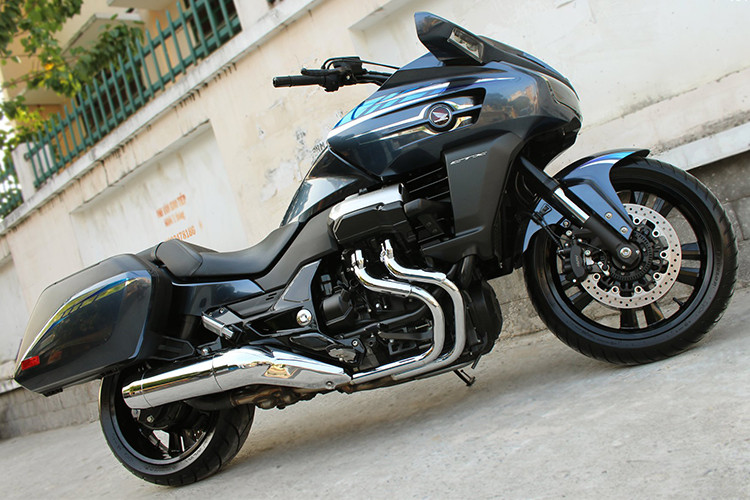 Trong khi Honda ST1300 Pan European có dạng touring thì thiết kế của CTX1300 lại hướng về dáng bagger - hay cruiser với những hộp chứa đồ lớn ở hai bên. Được tạo ra nhằm cạnh tranh với Harley-Davidson Street Glide nhưng CTX lại sở hữu thiết kế khác biệt hoàn toàn, hiện đại hơn nhiều và giống như một mẫu xe bước ra từ phim viễn tưởng.