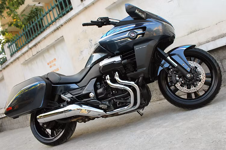 Trong khi Honda ST1300 Pan European có dạng touring thì thiết kế của CTX1300 lại hướng về dáng bagger - hay cruiser với những hộp chứa đồ lớn ở hai bên. Được tạo ra nhằm cạnh tranh với Harley-Davidson Street Glide nhưng CTX lại sở hữu thiết kế khác biệt hoàn toàn, hiện đại hơn nhiều và giống như một mẫu xe bước ra từ phim viễn tưởng.