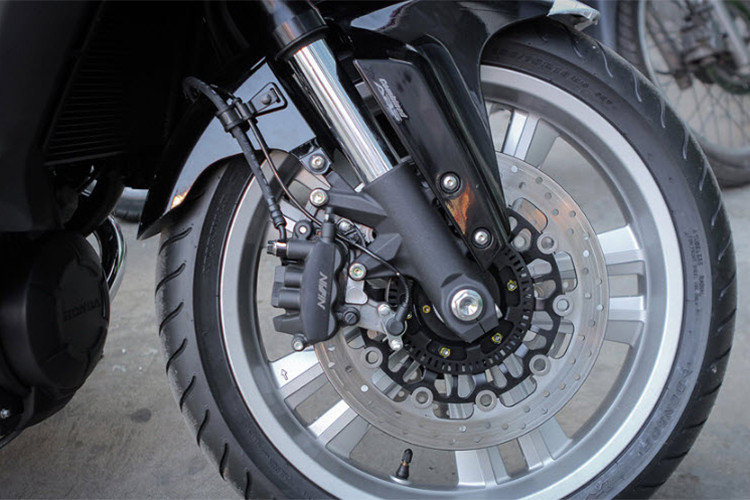 CTX1300 có chiều dài lên tới 2,25 mét, rộng 0,855 mét và cao 1,15 mét, đi kèm khối trọng lượng lên tới 333 kg. Bánh trước có kích thước 130/70/18 và được trang bị tới 2 phanh đĩa. Dù là một mẫu cruiser nhưng Honda vẫn trang bị cho CTX1300 cặp phuộc USD với đường kính 45 mm.