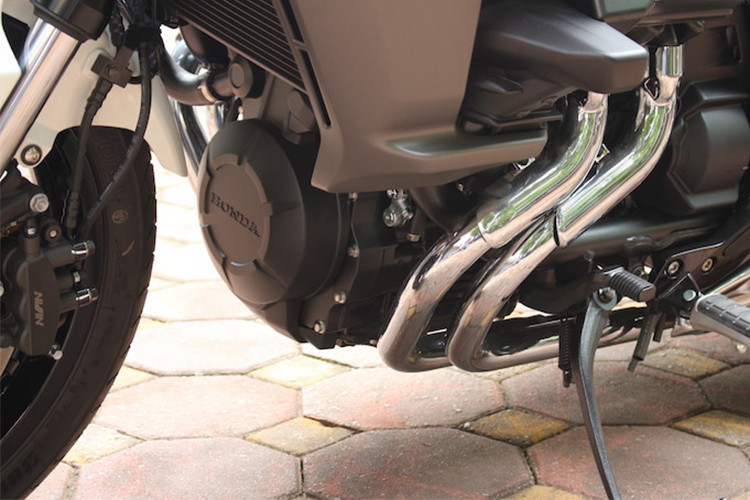 Cung cấp sức mạnh cho xe là khối động cơ V4 DOHC có dung tích 1261 cc, với công suất 83 mã lực ở vòng tua 6000 rpm và mô-men xoắn cực đại lên tới 105 Nm @ 4500 rpm. Sức mạnh của động cơ được truyền qua hộp số 5 cấp tới bánh sau thông qua hệ thống trục các-đăng.