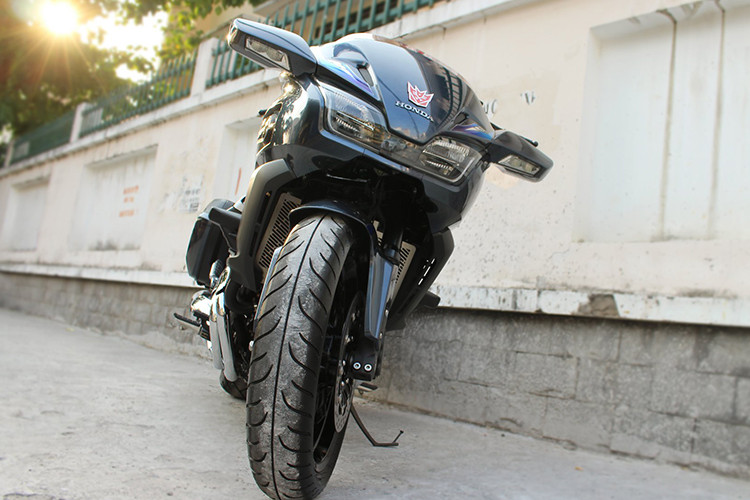 Phần đầu xe được hãng xe máy Honda tạo hình đạm chất thể thao với cặp đèn pha kép đặt trong cùng một chóa và kéo dài về phía sau. Không giống ST1300, CTX1300 có kính chắn gió rất ngắn, khiến chiếc xe đẹp mắt hơn nhưng người lái sẽ phải chịu tiếng ồn và tạt gió nhiều hơn ở tốc độ cao.