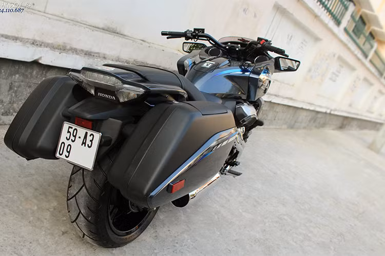 Các trang bị trên Honda CTX1300 mới bao gồm hệ thống chống bó cứng phanh ABS trước và sau, công nghệ kiểm soát lực kéo giúp chiếc xe vận hành an toàn hơn. Giảm xóc sau dạng trụ lò xo, có thể tùy chỉnh độ cứng... 