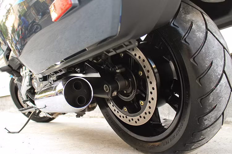 Xe có tới 2 ống xả đặt đối xứng hai bên, mỗi ống xả đều dẫn khí thải từ 2 xi-lanh mỗi bên hàng của động cơ chữ V. Lốp sau có bản cực lớn 200/50/17 kèm phanh đĩa. Là một mẫu xe theo phong cách Bagger, CTX1300 được trang bị sẵn 2 hộp đựng đồ cỡ lớn nằm hai bên thân xe.
