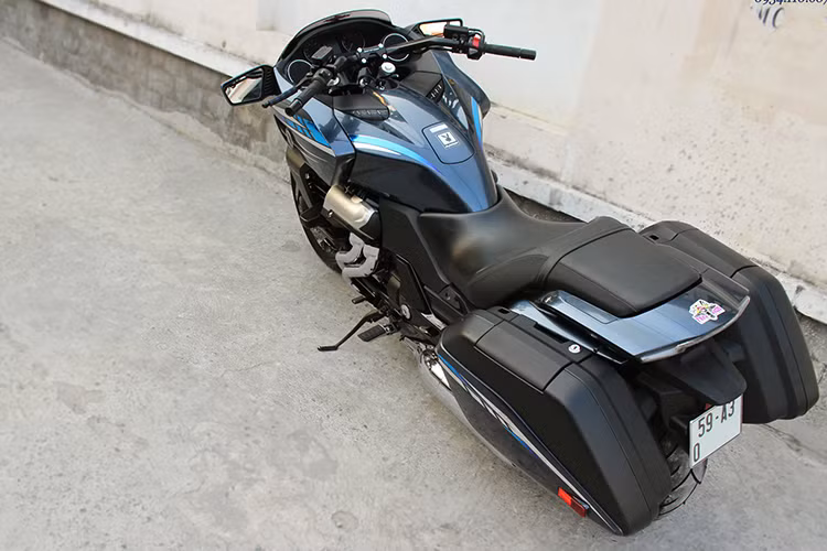 Yên xe CTX1300 có thiết kế dạng khá rộng rãi và thoải mái cho người lái , yên có khả năng điều chỉnh độ cao ở mức thấp nhất chỉ 720 mm. Xe được trang bị cả jack cắm USB và kết nối Bluetooth để người dùng kết nối điện thoại và phát nhạc qua loa. Jack USB của xe được giấu trong hộc đồ bên trái và có khả năng sạc cả điện thoại