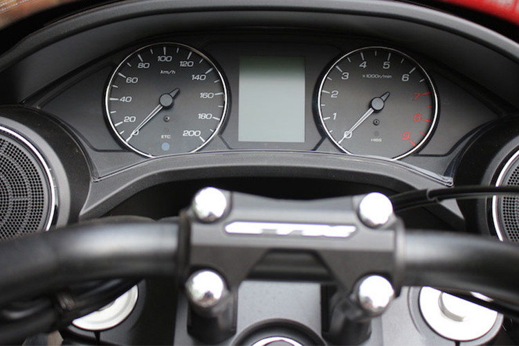 Nhìn vào bảng đồng hồ của CTX1300, nhiều người sẽ nghĩ ngay tới xe hơi khi có cách bố trí tương tự: đồng hồ báo tốc và báo tua nằm đối xứng hai bên, "kẹp giữa" là màn hình hiển thị đa thông tin. Ở hai bên, chiếc xe còn được trang bị hệ thống loa kép để giúp người lái giải trí trên những hành trình dài.