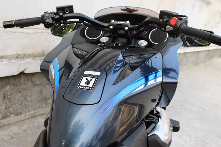 Xe được thiết kế với tay lái rộng, khá giống với một chiếc cruiser cỡ lớn. Ngay bên dưới tay lái là cụm nút điều khiển các chức năng của xe; nằm trên là những hộc đựng đồ nhỏ với nắp có khóa cài. Để mở những hộc đựng đồ này, bạn chỉ cần nhấn nhẹ vào nắp của chúng.