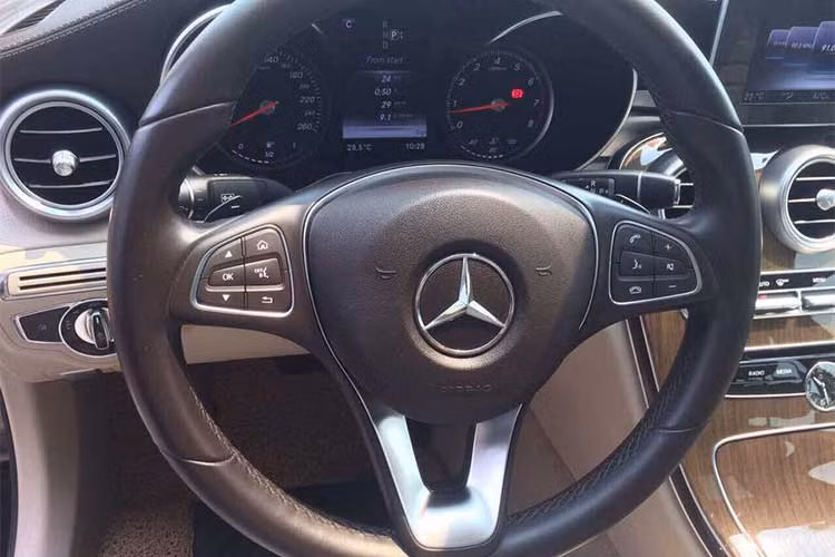 Vô-lăng 3 chấu bọc da Nappa và ốp kim loại, trợ lực điện, điều chỉnh 4 hướng, tích hợp nhiều phím chức năng hỗ trợ người lái. Trung tâm bảng điều khiển là màn hình giải trí kích thước 7 inch điều khiển qua touchpad phía dưới, hiển thị dẫn đường, radio, giải trí, điện thoại và cài đặt phương tiện. Hệ thống âm thanh 13 loa hàng hiệu Burmester.