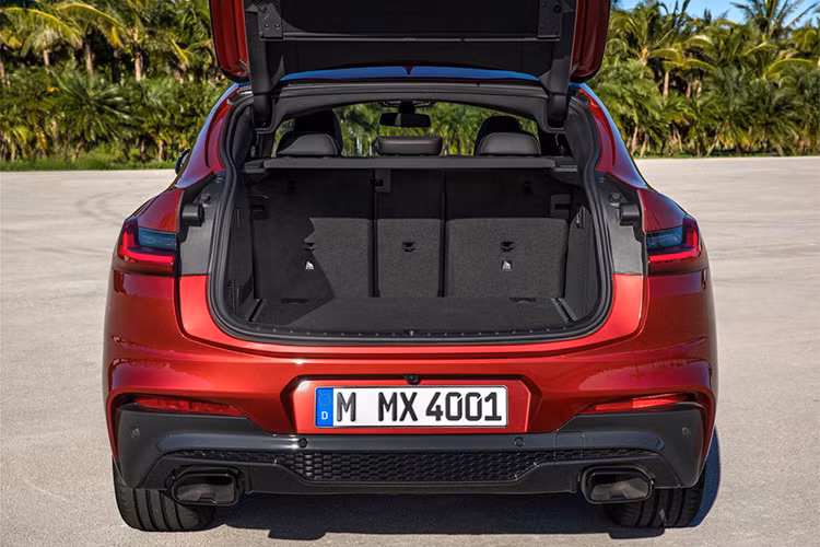 Về động cơ, hãng xe BMW cung cấp cho X4 2019 03 tuỳ chọn động cơ xăng và 04 tùy chọn động cơ dầu với công suất giao động từ 185 - 360 mã lực. Ở phiên bản động cơ xăng 04 xy-lanh dung tích 2.0L tăng áp - xDrive30i xe sẽ có công suất 248 mã lực.