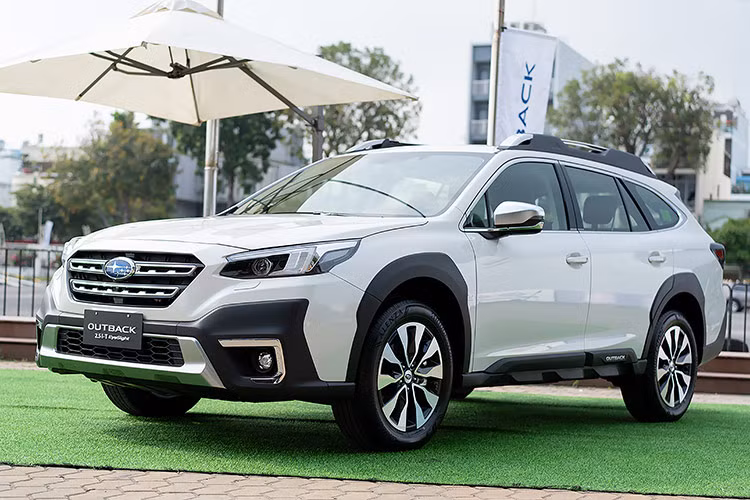 Subaru Outback dang ban tai Viet Nam sap 