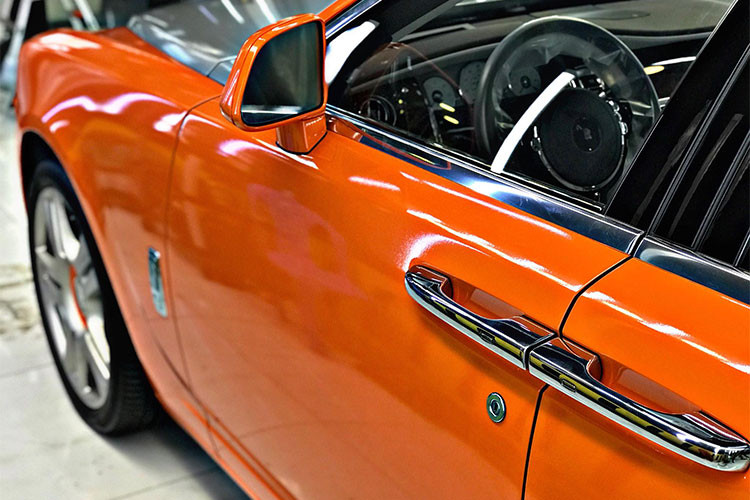 Để tạo điểm nhấn cho bộ áo cam nổi bật này, chiếc xe siêu sang Rolls-Royce Ghost Series II cũng đã được chủ nhân cho nắp capô, trần xe hay nắp cốp đuôi xe hoàn thành với màu bạc đối lập. Ngoài ra, một số chi tiết ở ngoại thất còn được mạ crôm sáng bóng.