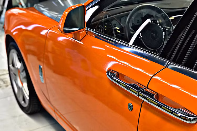 Để tạo điểm nhấn cho bộ áo cam nổi bật này, chiếc xe siêu sang Rolls-Royce Ghost Series II cũng đã được chủ nhân cho nắp capô, trần xe hay nắp cốp đuôi xe hoàn thành với màu bạc đối lập. Ngoài ra, một số chi tiết ở ngoại thất còn được mạ crôm sáng bóng.