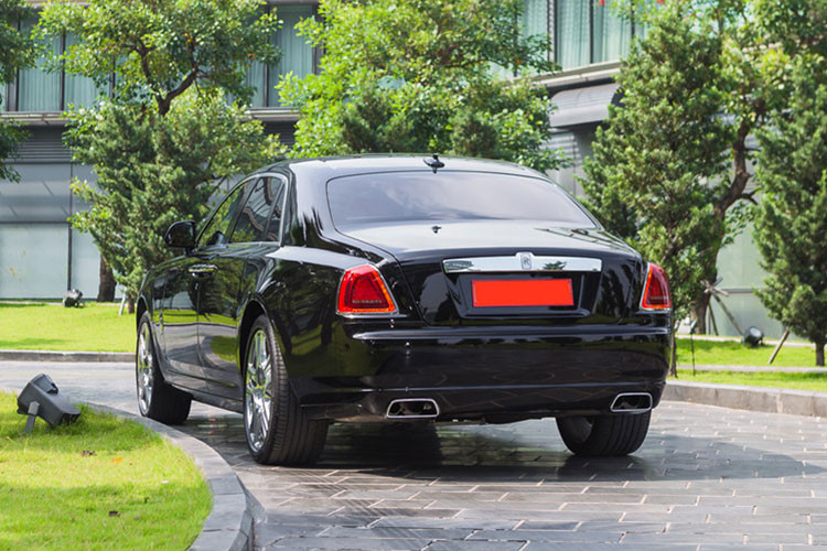 Rolls-Royce Ghost Series II sử dụng khối động cơ V12, dung tích 6.6 lít, tăng áp kép, sản sinh công suất tối đa 592 mã lực và mô-men xoắn cực đại đạt 780 Nm. Chiếc xe siêu sang này cần đến thời gian 4,9 giây để tăng tốc lên 100 km/h từ vị trí xuất phát trước khi đạt vận tốc tối đa 250 km/h.