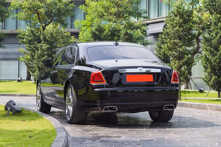 Rolls-Royce Ghost Series II sử dụng khối động cơ V12, dung tích 6.6 lít, tăng áp kép, sản sinh công suất tối đa 592 mã lực và mô-men xoắn cực đại đạt 780 Nm. Chiếc xe siêu sang này cần đến thời gian 4,9 giây để tăng tốc lên 100 km/h từ vị trí xuất phát trước khi đạt vận tốc tối đa 250 km/h.