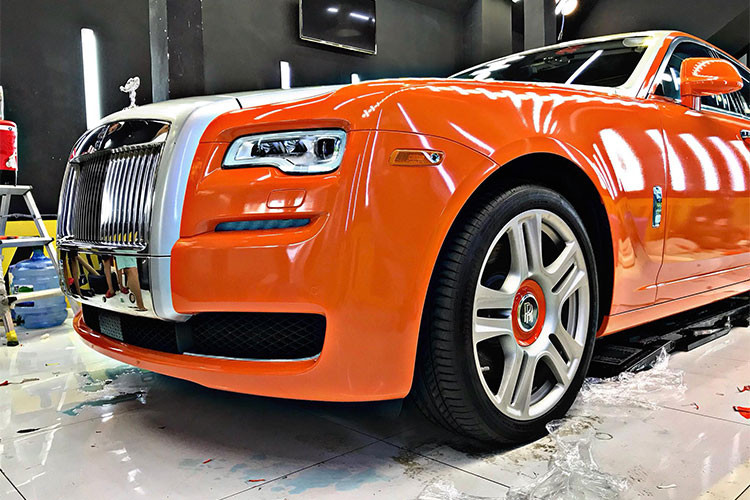 Chưa hết, bộ mâm 5 chấu kép sơn màu bạc của chiếc xe siêu sang Rolls-Royce Ghost Series II này tạo tính tương phản với chụp logo Rolls-Royce hoàn thành màu đen và viền ngoài dán đề-can màu cam "tông xuyệt tông" với ngoại thất của xe.
