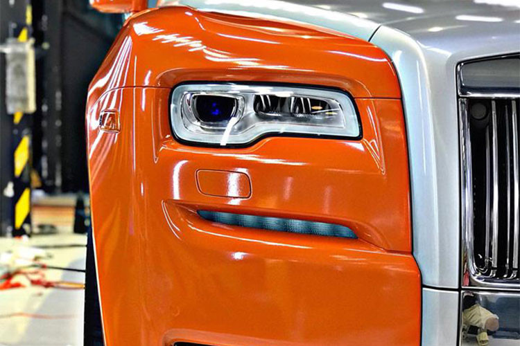 Ngoại thất của chiếc xe siêu sang Rolls-Royce Ghost Series II này được chủ nhân lựa chọn màu cam bóng để thay áo. Đây là màu sắc cực kỳ nổi bật và thường được các đại gia đến từ Trung Đông khoác lên mình những chiếc siêu xe triệu đô đắt tiền hay các mẫu xe siêu sang.