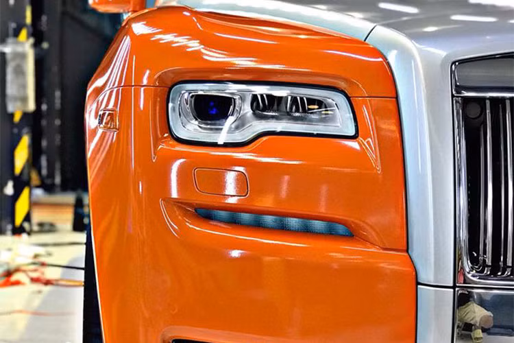 Ngoại thất của chiếc xe siêu sang Rolls-Royce Ghost Series II này được chủ nhân lựa chọn màu cam bóng để thay áo. Đây là màu sắc cực kỳ nổi bật và thường được các đại gia đến từ Trung Đông khoác lên mình những chiếc siêu xe triệu đô đắt tiền hay các mẫu xe siêu sang.