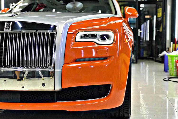 Hiện chưa rõ chi phí cho lần thay áo của chiếc xe siêu sang Rolls-Royce Ghost Series II thuộc sở hữu của doanh nhân Sài thành này. Tuy nhiên, với các màu sắc theo xe như trắng đen, vàng..., màu cam chắc hẳn mang đến sự nổi bật hơn cho mẫu xe quý tộc đến từ Anh quốc.