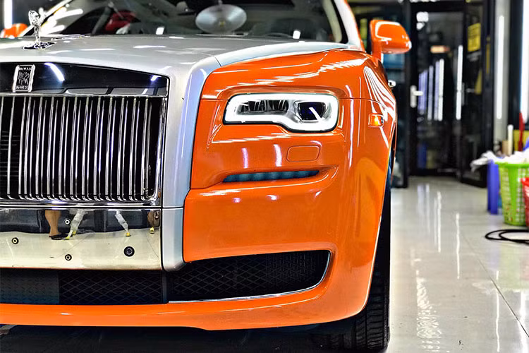 Hiện chưa rõ chi phí cho lần thay áo của chiếc xe siêu sang Rolls-Royce Ghost Series II thuộc sở hữu của doanh nhân Sài thành này. Tuy nhiên, với các màu sắc theo xe như trắng đen, vàng..., màu cam chắc hẳn mang đến sự nổi bật hơn cho mẫu xe quý tộc đến từ Anh quốc.