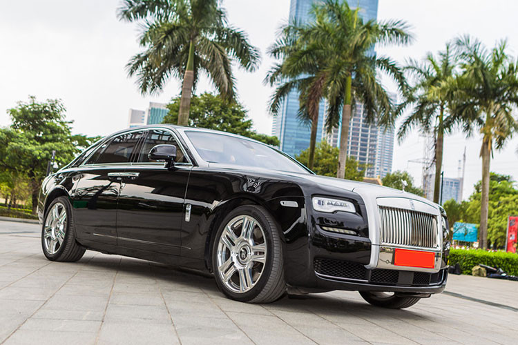Tại thị trường Việt Nam, những chiếc siêu xe sang Rolls-Royce Ghost Series II chạy lướt có giá khoảng 23 tỷ đồng. Xe được các nhà phân phối không chính hãng đưa về hoặc nhập theo kiểu mua đi bán lại.