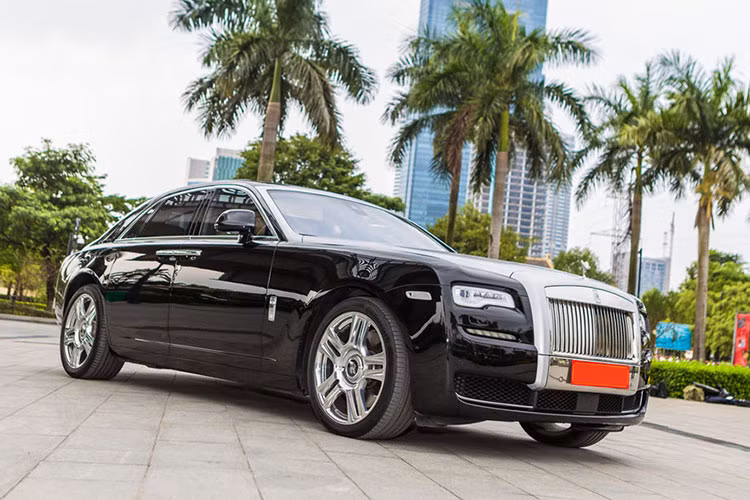 Tại thị trường Việt Nam, những chiếc siêu xe sang Rolls-Royce Ghost Series II chạy lướt có giá khoảng 23 tỷ đồng. Xe được các nhà phân phối không chính hãng đưa về hoặc nhập theo kiểu mua đi bán lại.