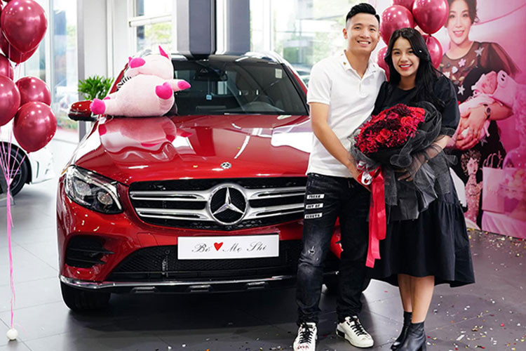 Sau thành công ở giải đấu châu lục và đáng chú ý nhất là vòng loại World cup 2022 đang diễn ra, giá trị cầu thủ Việt ngày càng tăng lên. Mức lương cao cùng khoản lót tay tiền tỷ giúp các cầu thủ có đời sống kinh tế dư dả hơn. Vì vậy, một số cầu thủ Việt đã lựa chọn ôtô làm phương tiện di chuyển hàng ngày. Cùng điểm mặt xế hộp của cầu thủ Việt Nam.