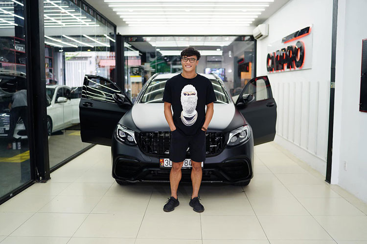 Hiện tại, cầu thủ Việt có tên tuổi gắn liền với xe nhiều nhất là Bùi Tiến Dũng của CLB TP.HCM. Hiện tại, thủ môn này đang sở hữu chiếc Mercedes-Benz GLC 250. Đây là món quà của Bùi Tiến Dũng sau thành công ở Sea Games 30. Nguyên bản, chiếc SUV này mang màu trắng và được đổi sang màu đen mờ cùng dàn bodykit mới sau khi thủ môn đội U23 Việt Nam chuyển sang thi đấu cho CLB TP.HCM.