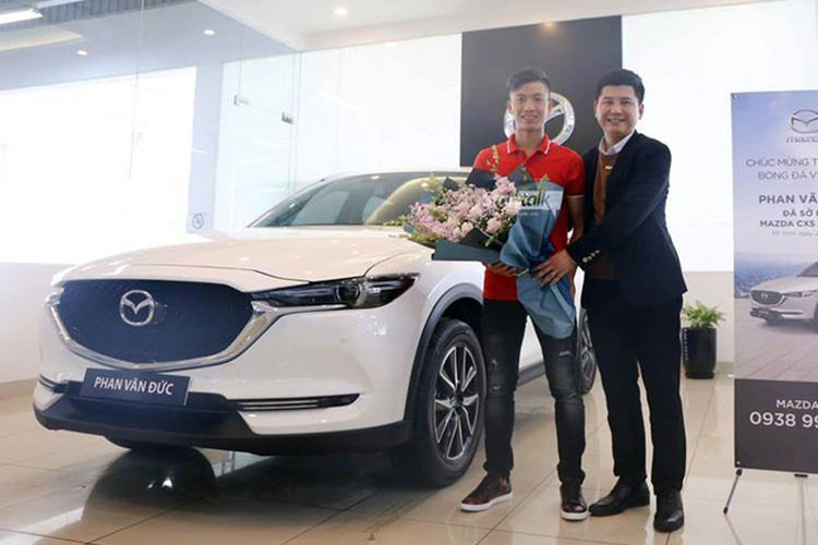 Vào dịp Tết Nguyên đán 2019, tuyển thủ Phan Văn Đức vừa sắm một chiếc “xế hộp” nhãn hiệu Mazda CX-5. Vào thời điểm đóm, Mazda CX-5 của Văn Đức được phân phối chính hãng tại thị trường Việt Nam với 15 phiên bản cùng mức giá dao động từ 899 triệu – 1,027 tỷ đồng.