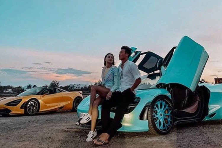 Sau BMW i8, Bùi Tiến Dũng tiếp tục sử dụng chiếc McLaren 720S đến sân tập. Khác với i8, 720S được xếp vào hạng siêu xe, có giá hơn 22 tỷ đồng tại Việt Nam. Theo một nguồn tin, các mẫu xe 2 cửa mà Tiến Dũng cầm lái thuộc sở hữu của một người bạn thân.