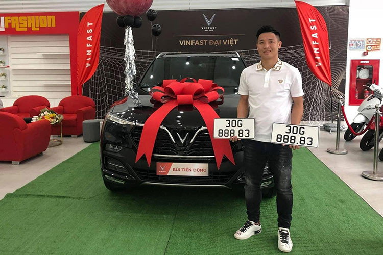 Sau Mercedes GLC 300, trung vệ Bùi Tiến Dũng tiếp tục mang về nhà chiếc VinFast Lux Sa2.0. Biển số là chi tiết gây chú ý nhất. Theo chia sẻ trên mạng xã hội facebook, đội trưởng CLB Viettel đã nhường cho vợ bấm biển và cô nàng đã khá may mắn khi bấm được dãy số 888.83.