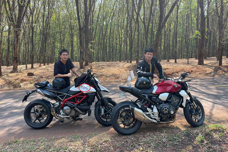 Mới đây trên trang cá nhân, cầu thủ Trần Hữu Đông Triều đã chia sẻ hình ảnh thú vị với người đồng đội Nguyễn Tuấn Anh trong chuyến đi phượt bằng môtô kèm dòng trạng thái: "Hai thanh niên thích ngầu nhưng không thích tốc độ và bụi đường". Có thể thấy trong ảnh, Tuấn Anh đã hoàn toàn "lột xác" khỏi hình tượng thư sinh mà mọi người biết tới khi cầm lái chiếc môtô Ducati Hypermotard.