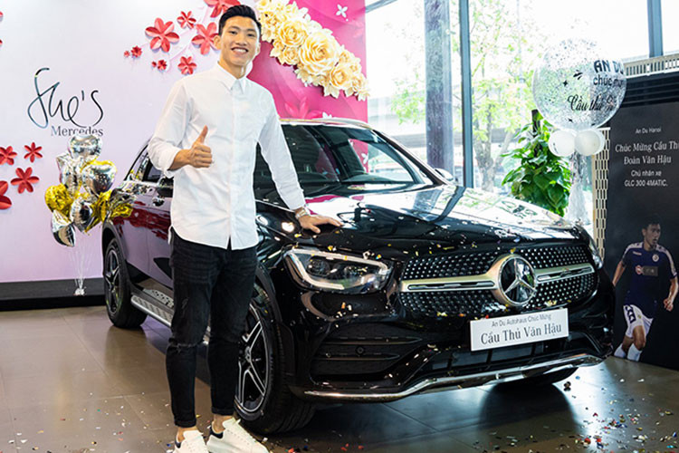 Vào tháng 10/2020, cầu thủ Đoàn Văn Hậu đã bất ngờ tậu Mercedes-Benz GLC 300 đời mới màu đen. Chiếc xe SUV hạng sang này cũng giống của cầu thủ Duy Mạnh nhưng là bản nâng cấp. Mercedes-Benz GLC 300 của Văn Hậu mới tậu được ra mắt thị trường Việt vào đầu năm 2020 và thuộc phiên bản facelift với một số cải tiến mới.