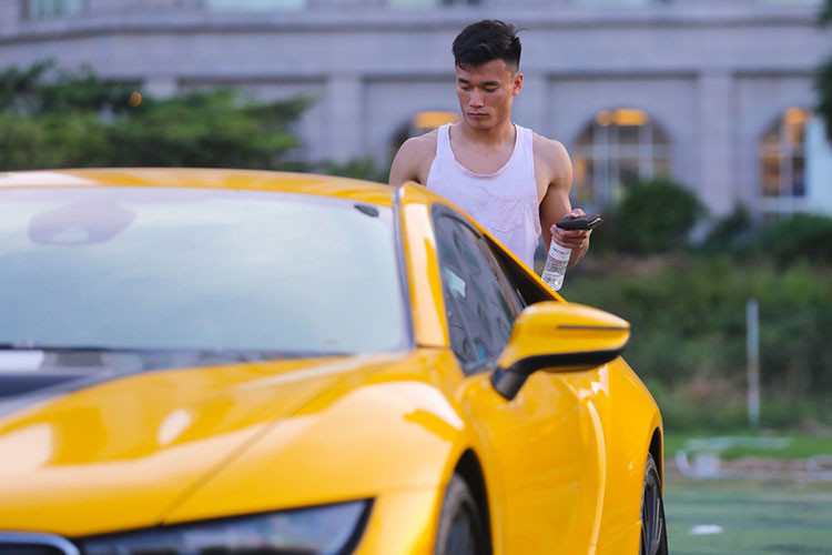 Thời gian gần đây, thủ môn Bùi Tiến Dũng thường cầm lái các mẫu xe thể thao, siêu xe khi đến sân tập. Đầu tháng 3, thủ môn đội U23 Việt Nam được bắt gặp đi trên chiếc BMW i8 đến sân tập tại TP.HCM. i8 là xe thể thao sử dụng động cơ hybrid đầu tiên của BMW.