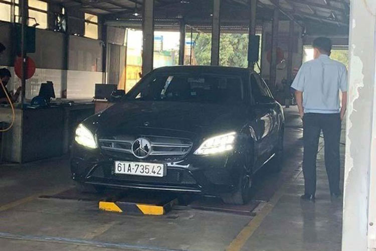 Mercedes-Benz C200 của Tiến Linh sử dụng động cơ 4 xi-lanh 1.5L tăng áp, sản sinh ra công suất tối đa 184 mã lực và mô-men xoắn cực đại 280 Nm. Xe sử dụng hộp số tự động 9 cấp 9G-Tronic. Đi kèm với đó là công nghệ hybrid EQ Boost giúp xe có thể tăng sức mạnh động cơ lên 197,5 mã lực và mô-men xoắn 440 Nm.