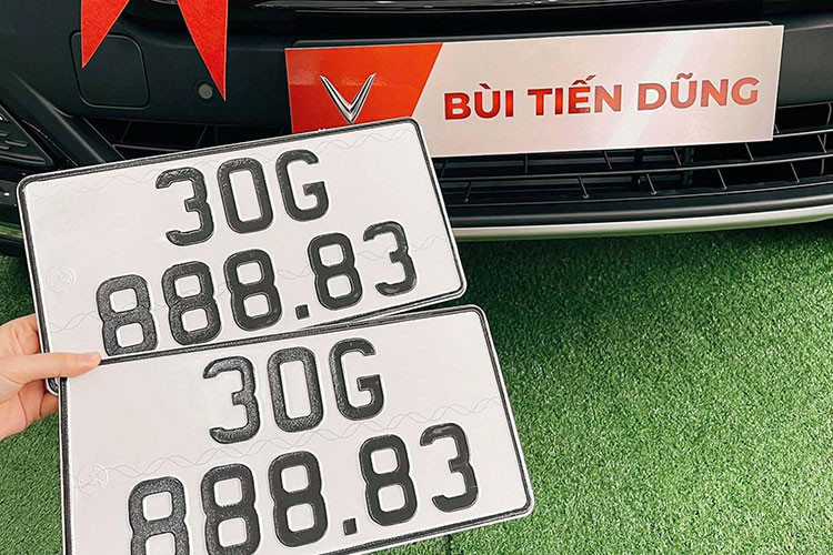 Theo đó, mẫu xe mới nhất lăn bánh về nhà của trung vệ đội tuyển Việt Nam là chiếc VinFast Lux SA2.0. Mẫu xe này trang bị động cơ tăng áp I4, dung tích 2.0L đi cùng hộp số tự động 8 cấp ZF giúp sinh công suất 228 mã lực và đạt mô men xoắn 350 Nm. Hiện tại, chiếc Lux SA2.0 của Tiến Dũng đang mở bán tại Việt Nam với 3 phiên bản và có giá dao động từ 1,649 - 1,929 tỷ đồng.