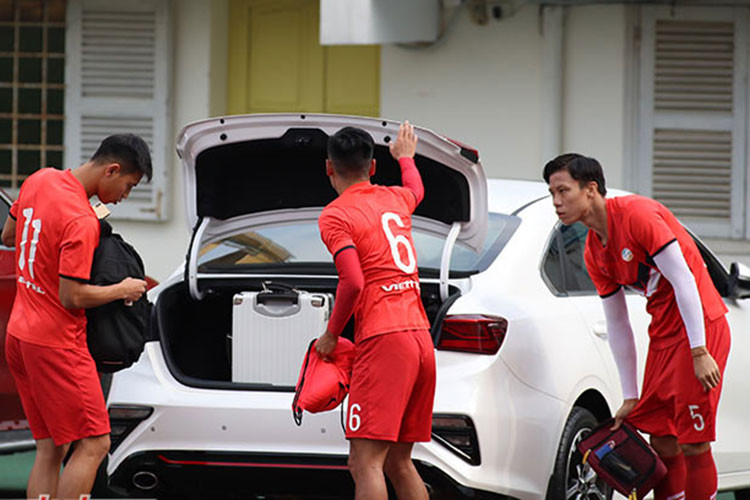 Trung vệ Quế Ngọc Hải đội trưởng tuyển Việt Nam không lựa chọn thương hiệu ôtô tới từ một nhãn hiệu hạng sang. Chiếc Kia Cerato của Quế Ngọc Hải có thiết kế trẻ trung và bắt mắt nhưng cũng khá tiện lợi khi di chuyển trong đô thị. Đây được cho là chiếc xe "bình dân" nhất trong số những cầu thủ đình đám của đội tuyển quốc gia Việt Nam hiện nay.
