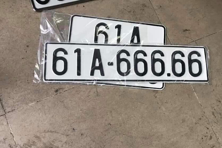 Bên cạnh đó, chiếc Mazda3 tại Bình Dương vừa được gắn biển số ngũ quý 6. Kết hợp với đầu số 61 của địa phương, biển số này có tới 6 số 6 - đây được xem là khá độc đáo so với tất cả những biển số "ngũ quý 6" khác..